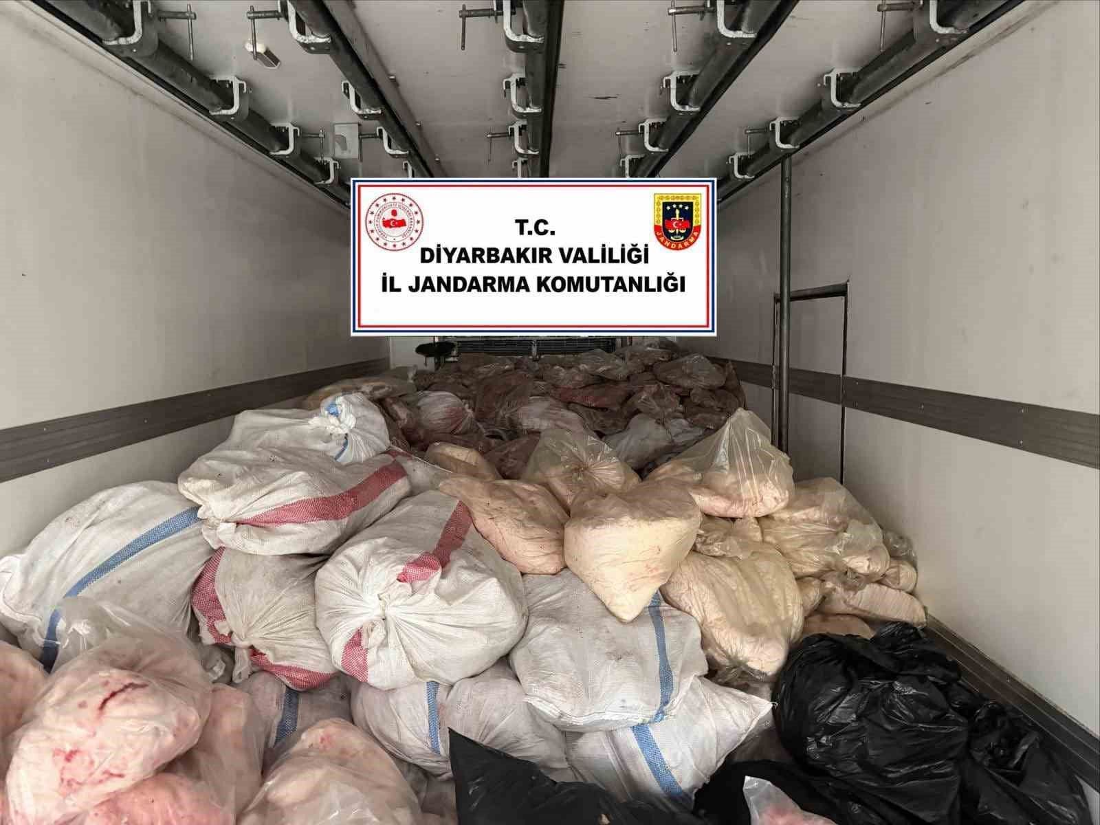 Diyarbakır'da 8 ton hayvansal iç yağ ve sakatat ele geçirildi
