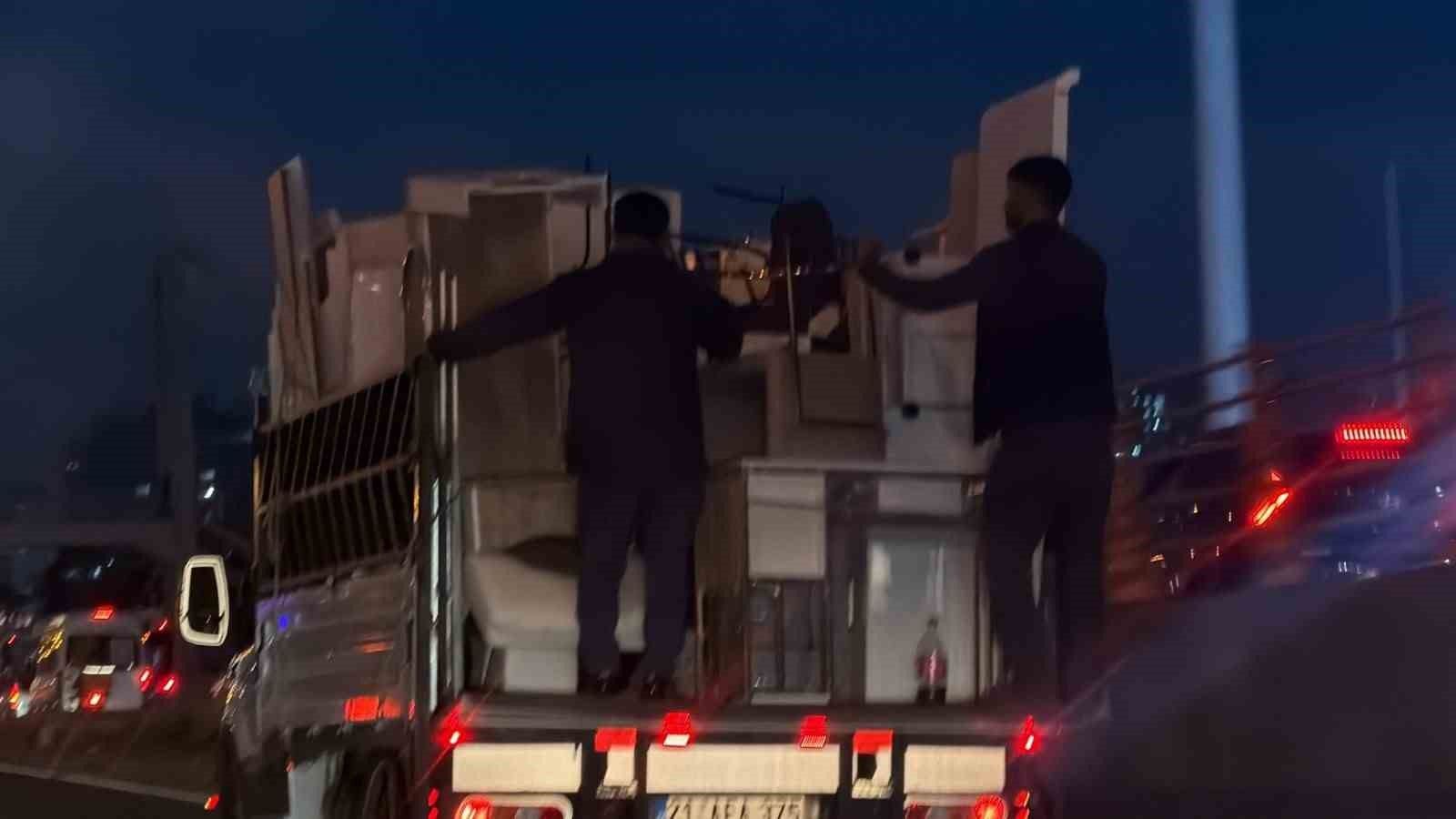 Eşyaların güvenliğini sağlamak için kendi güvenliklerini tehlikeye attılar