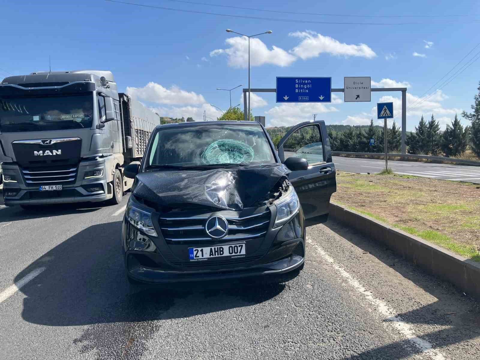 Yolun karşısına geçmek isteyen şahsa araç çarptı