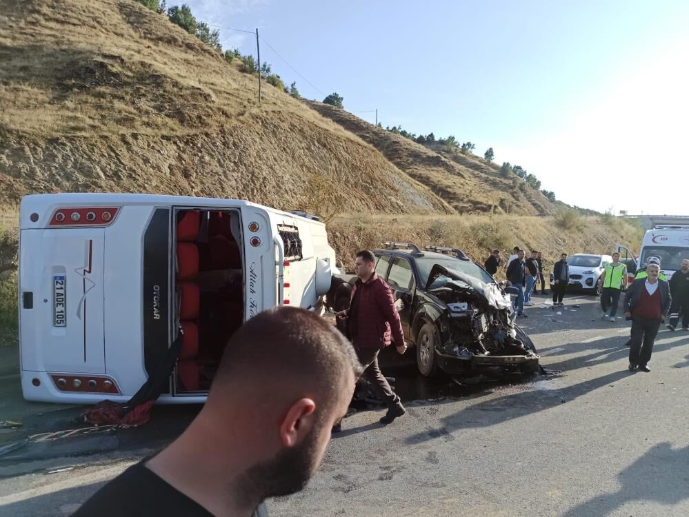 Bingöl Diyarbakır Yolunda Kaza 1'I Ağır 12 Yaralı 1