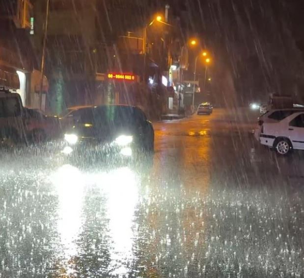 Diyarbakır'a Sınır Ilçede Sağanak Sele Dönüştü Evleri Su Bastı 1