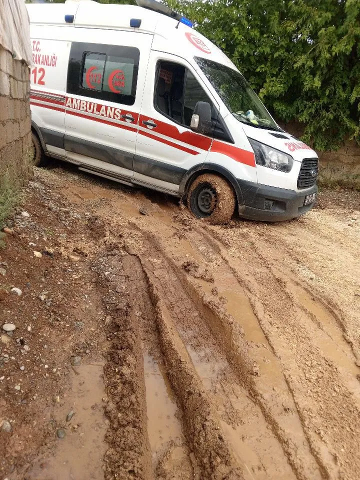 Diyarbakır'da Pes Dedirten Görüntü! Hasta Almaya Giden Ambulans Çamura Saplandı-1
