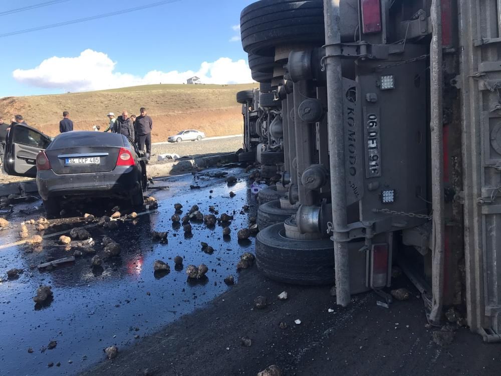 Feci Kaza Tırın Altında Kalan Otomobilde 4 Kişi Öldü 1
