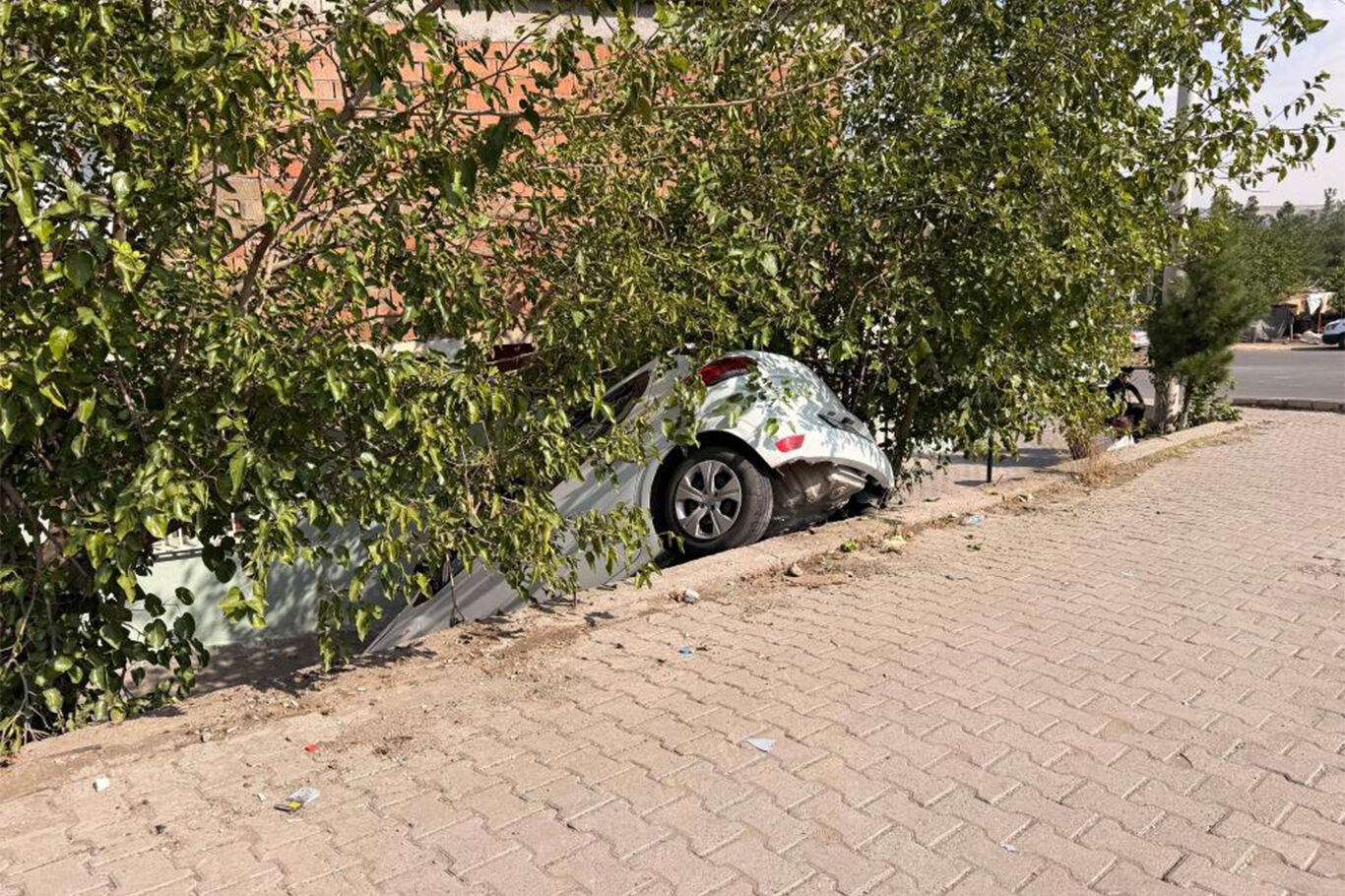Diyarbakır’da korkutan kaza: Araç istinat duvarından aşağı uçtu