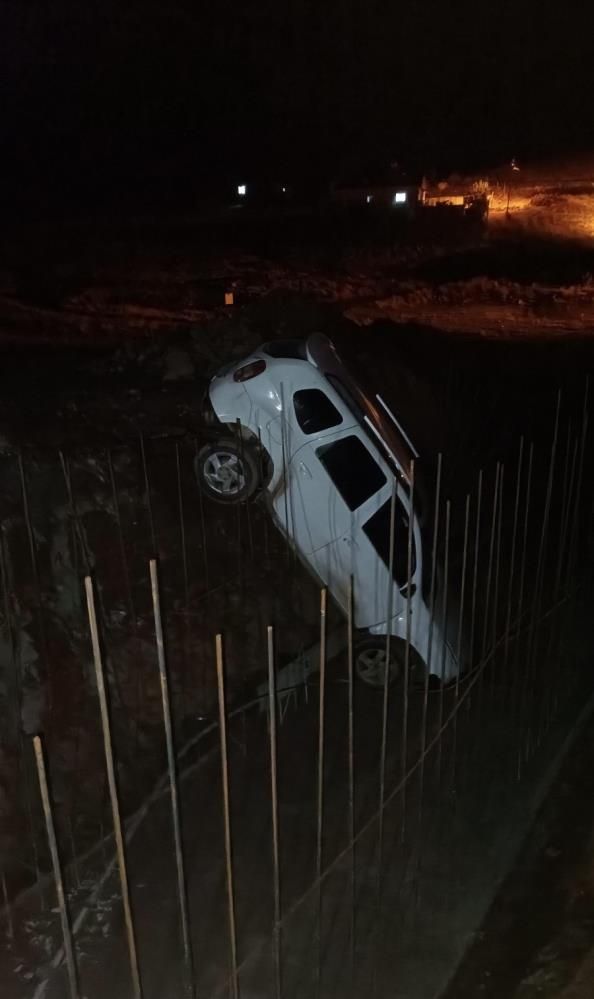 Pervari'de Kaza Otomobil Çukurda Dik Kaldı, 2 Yaralı 1