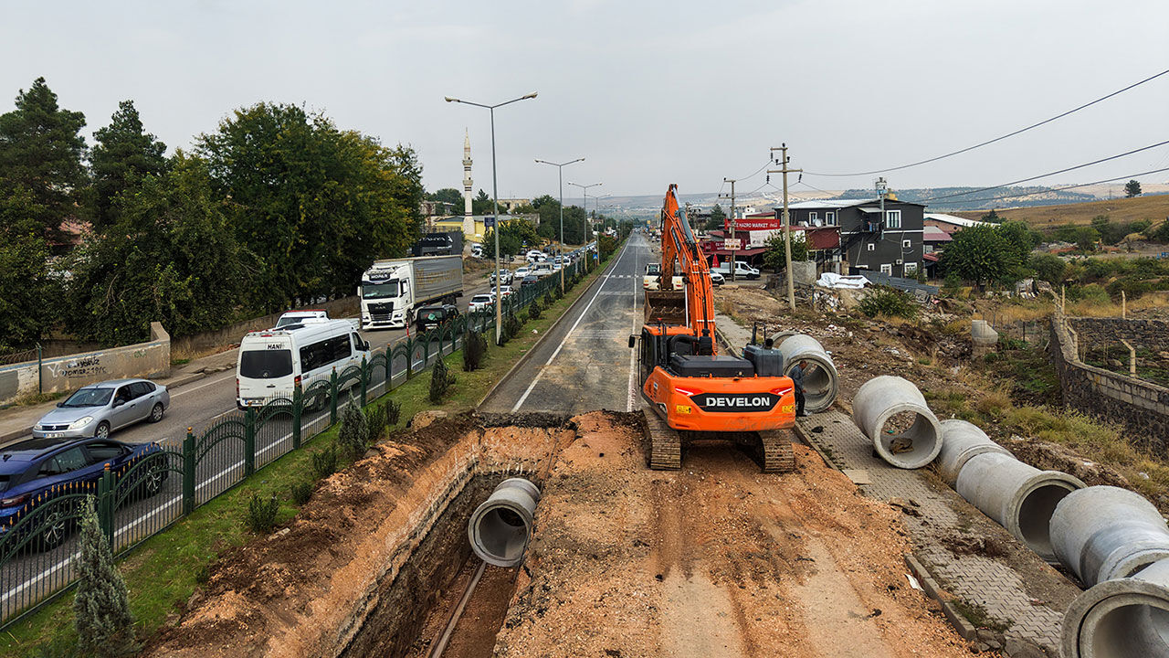 Diyarbakır-Silvan yolunda çalışma: Trafik tek şeride düşürüldü