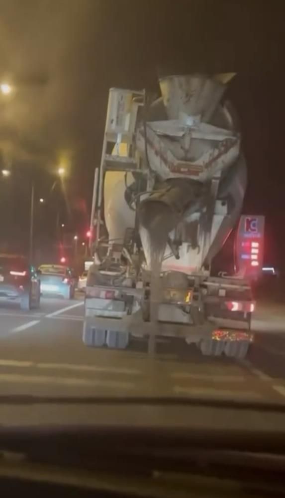 Sürücülerin Korna Uyarısına Rağmen Durmadı, Yola Harç Döktü
