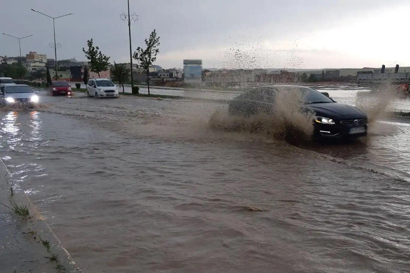 Uyarı Merkezi saat verdi: Diyarbakır, Batman ve Şanlıurfa'ya kuvvetli yağış
