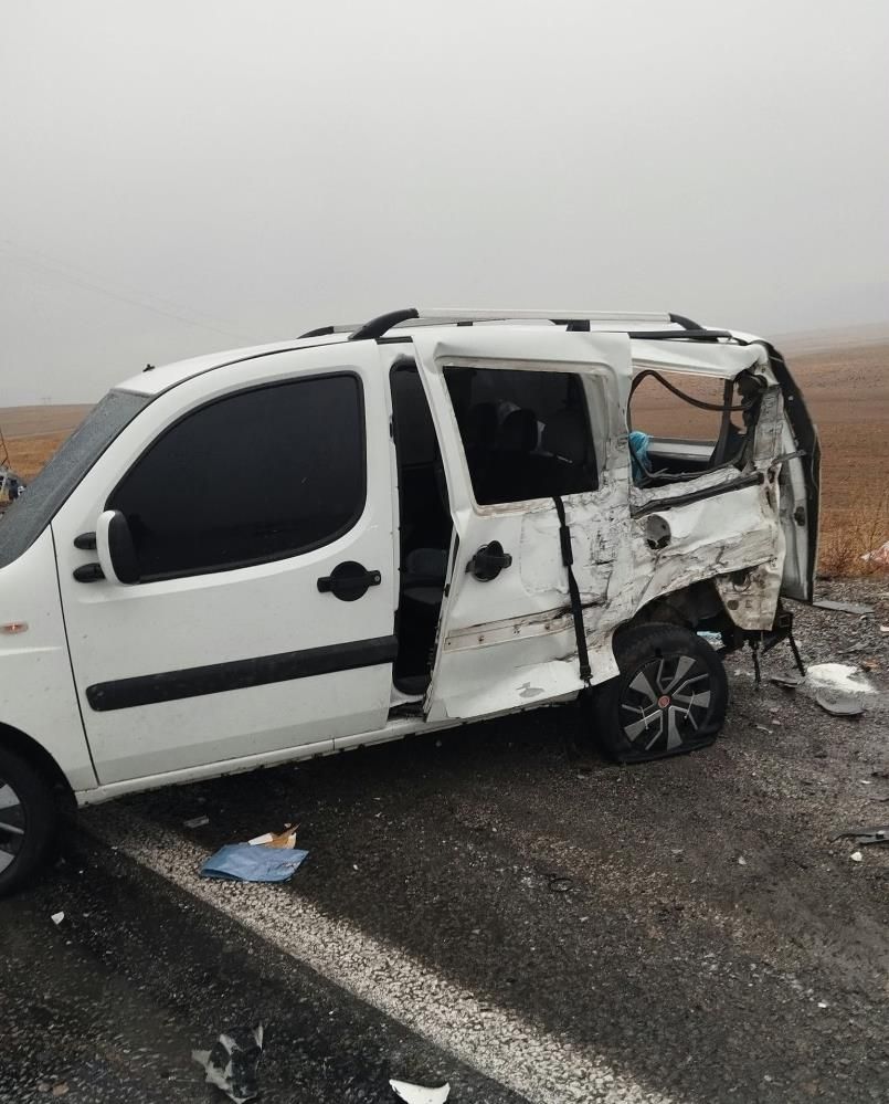 Van'da Kara Yolunda Can Pazarı 3'Ü Ağır 10 Yaralı-1