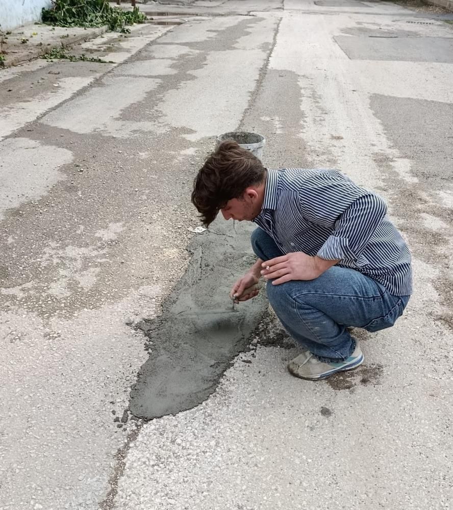 Halktan yol tepkisi: Çukurları kendi imkanlarıyla kapattılar