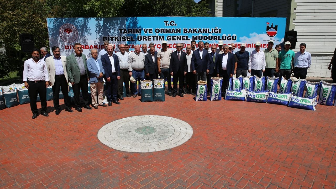 Diyarbakır'da yüzde 75 hibe ile çiftçilere soya ile ayçiçeği tohumu dağıtıldı