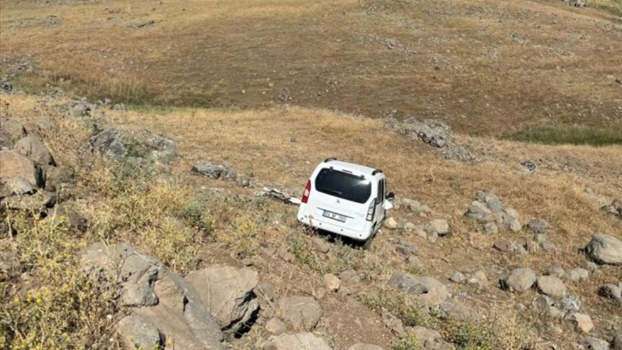 Şırnak'ta hafif ticari aracın şarampole devrilmesi sonucu 5 kişi yaralandı