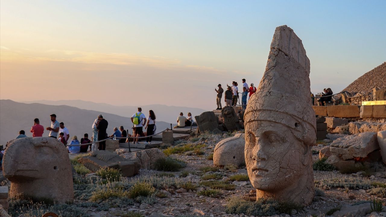 Dünya mirası Nemrut'u bayramda yaklaşık 8 bin kişi ziyaret etti