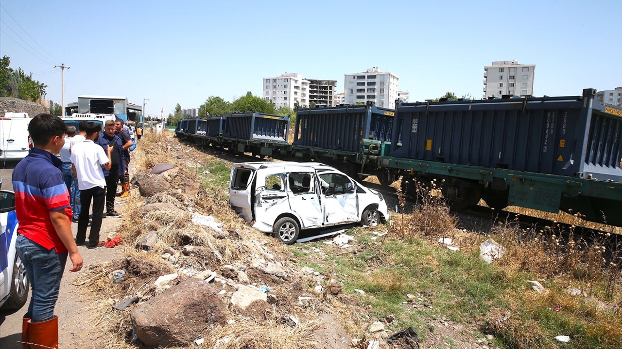 Yük treninin hafif ticari araca çarpması sonucu 2 kişi yaralandı