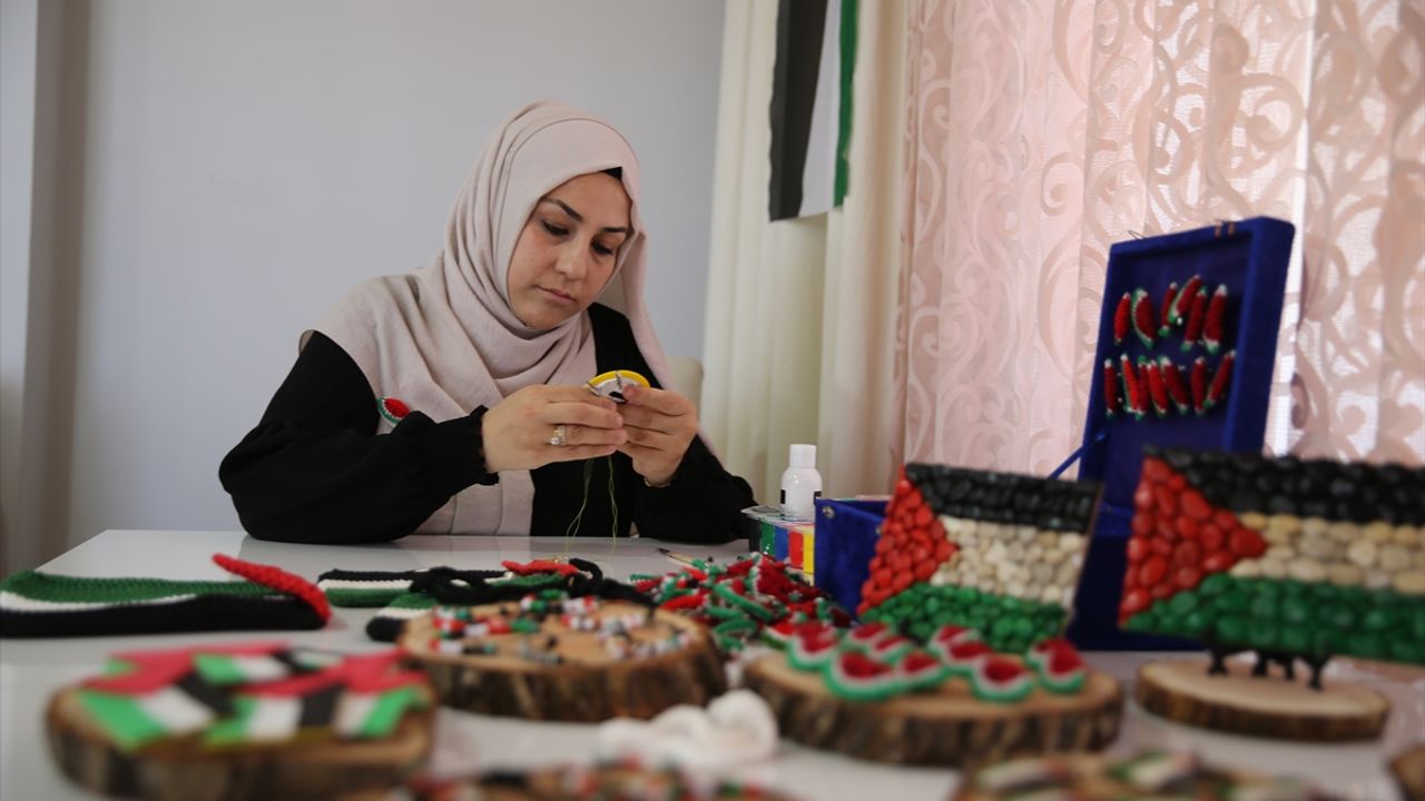 İlmek ilmek işlediği Filistin temalı ürünlerle Gazze'ye destek oluyor