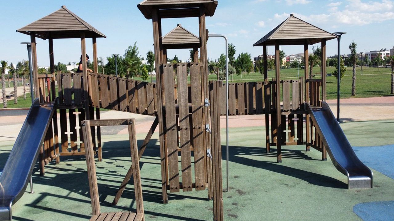 Sıcaklığın 50 dereceyi bulduğu Şanlıurfa'da sacdan kaydırağa tepki