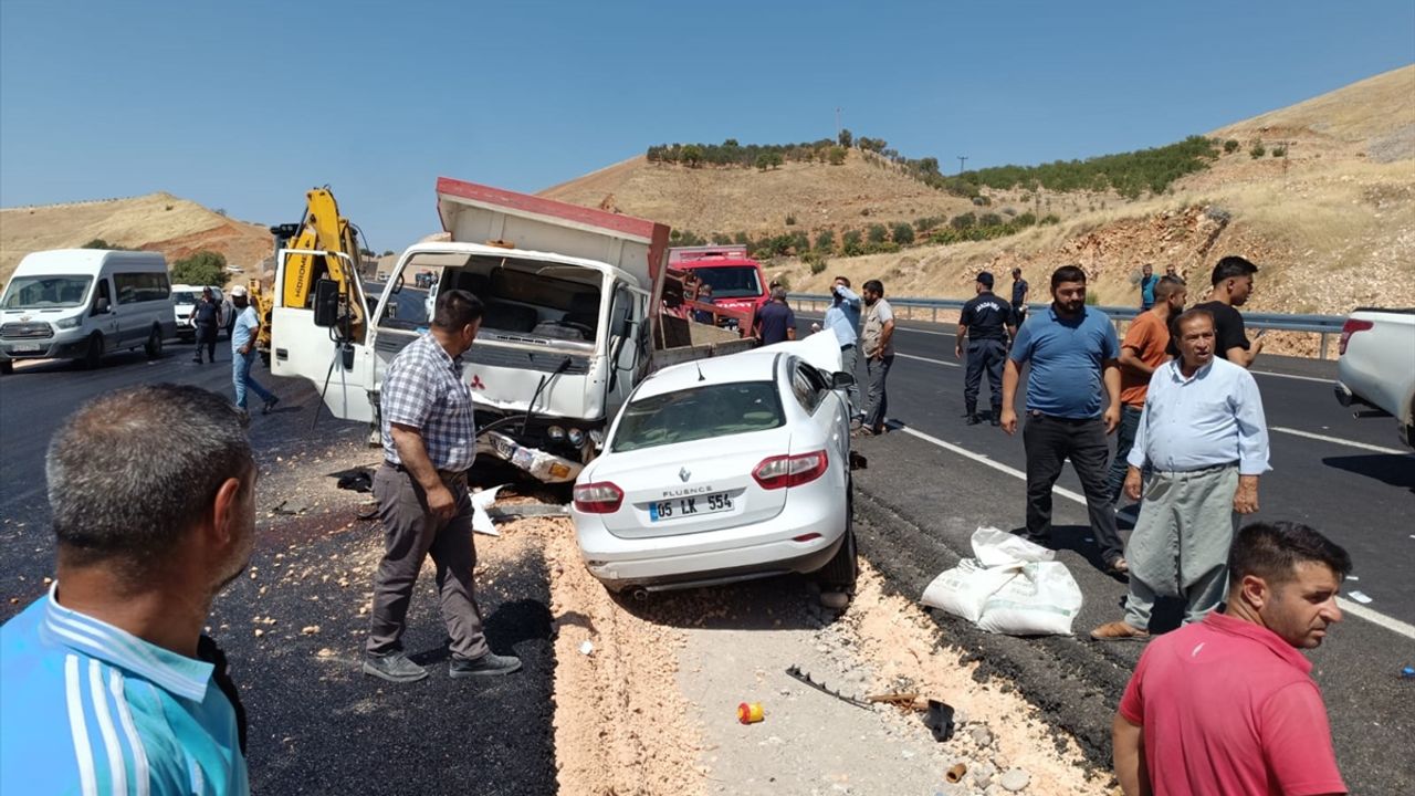 Adıyaman'da otomobille kamyonun çarpıştığı kazada 1 kişi öldü, 3 kişi yaralandı
