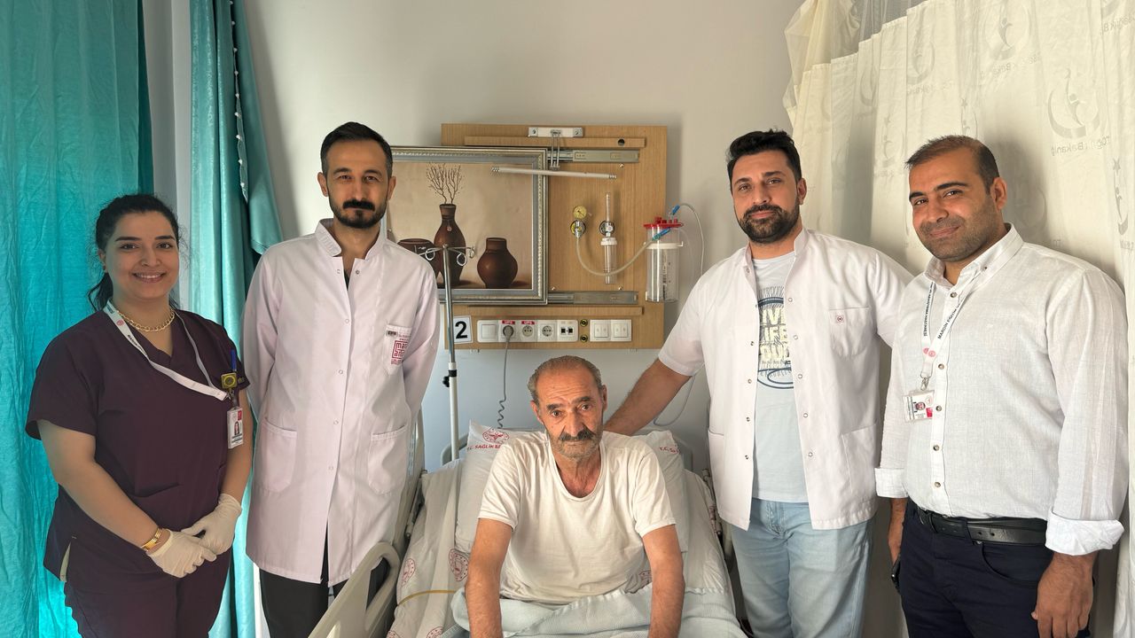 Bel ve kasık damarlarında anevrizma tespit edilen hastaya kapalı yöntemle tedavi