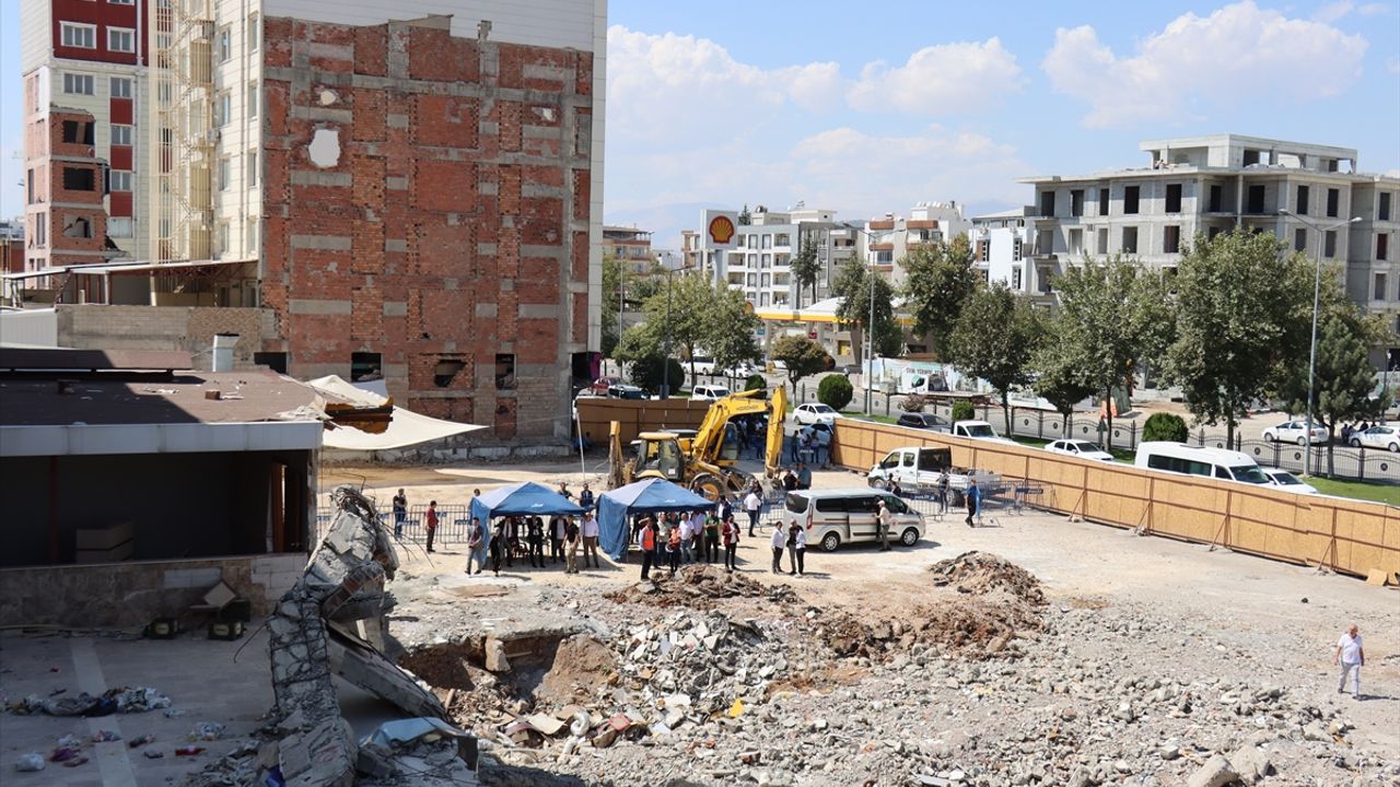 Depremde 72 kişinin öldüğü Grand İsias Hotel'in enkazından yeniden numune alındı