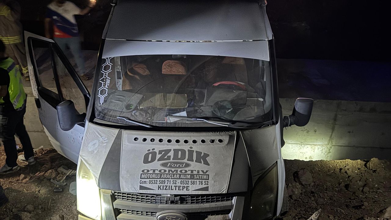 Mardin'de tarım işçilerini taşıyan minibüsün devrilmesi sonucu 21 kişi yaralandı