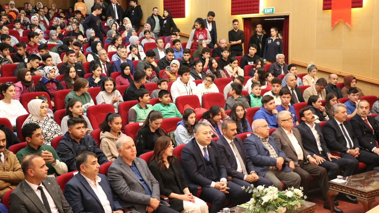 Kilis'te öğrencilere kaynak kitap dağıtıldı