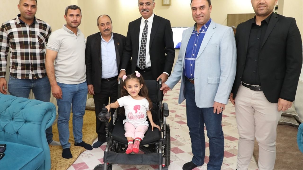 Küçük kızın akülü sandalye talebi yerine getirildi