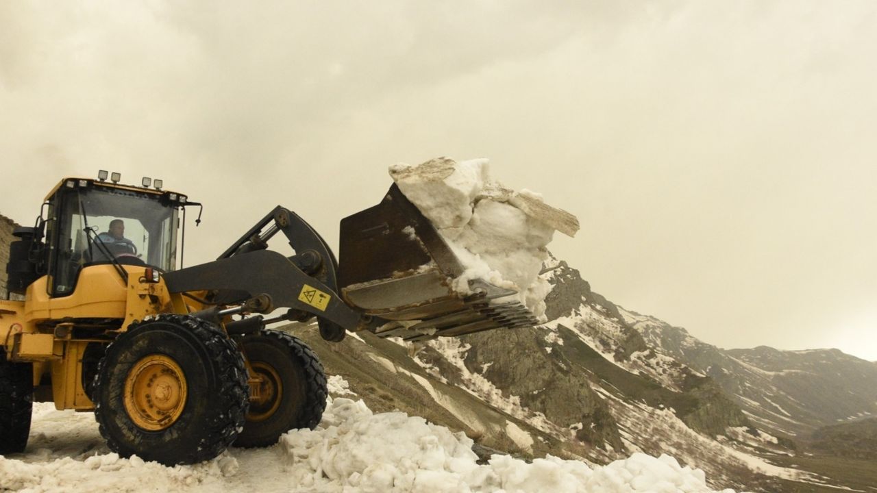Mayıs ayında Bitlis'te karla mücadele: Nemrut Krater Gölü'nün yolu açıldı