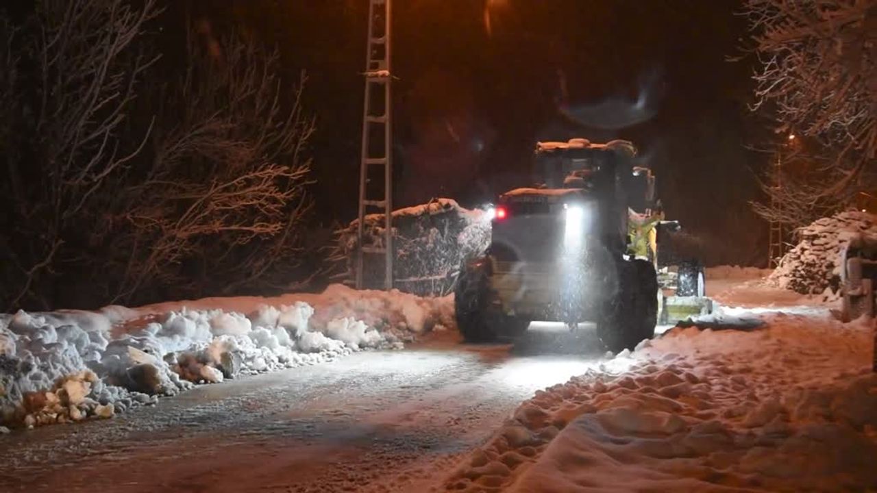 Bitlis’te ekipler yolu kapanan köydeki bebek için seferber oldu