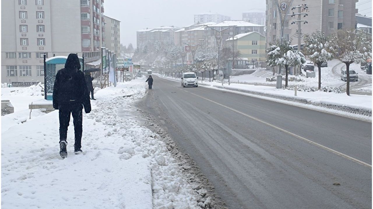Bitlis’te yoğun kar yağışı: 180 köy yolu ulaşıma kapandı