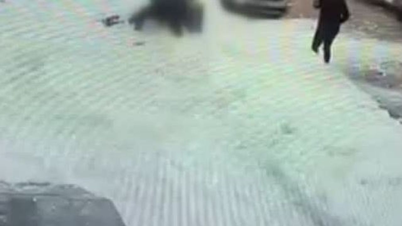 Bitlis'te çatıdan düşen kar ve buz kütlesinin altında kalan kadın öldü