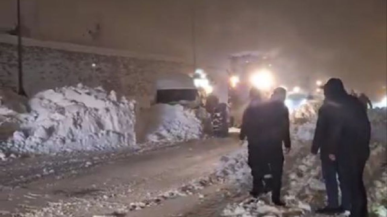 Bitlis’te çığın altında kalan tanker sürücüsü kurtarıldı