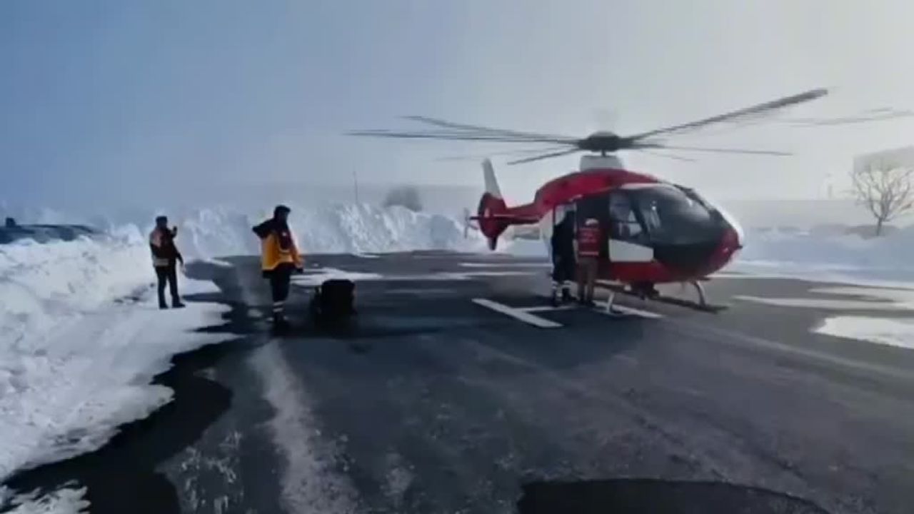 Bitlis'te kapanan köy yolunda ambulans helikopter seferber oldu