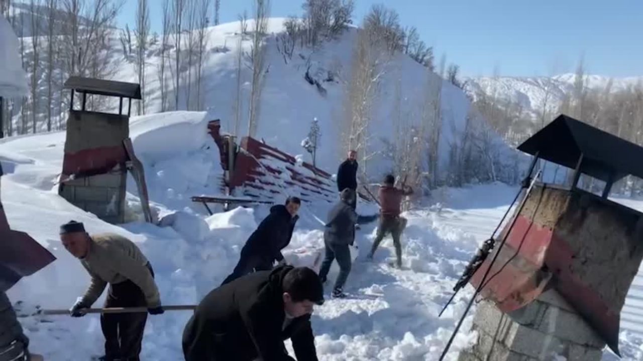 Bitlis’te kar kalınlığı 1 metreyi buldu, Evin çatısı çöktü