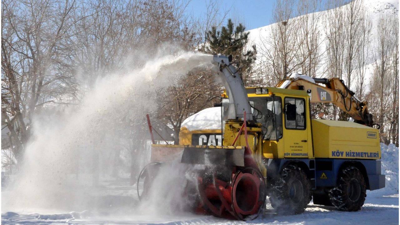 Bitlis’te köy yollarının açılması için çalışmalar sürüyor