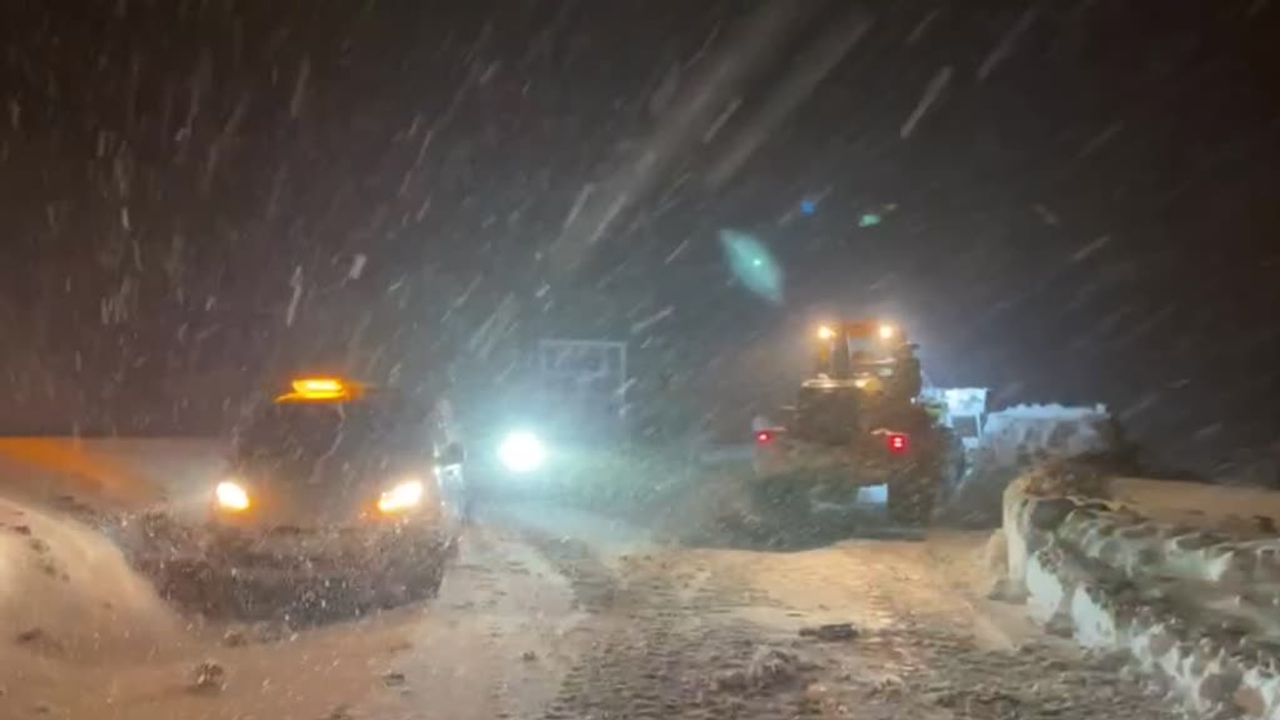 Bitlis'te mahsur kalan doğal gaz tankeri kurtarıldı