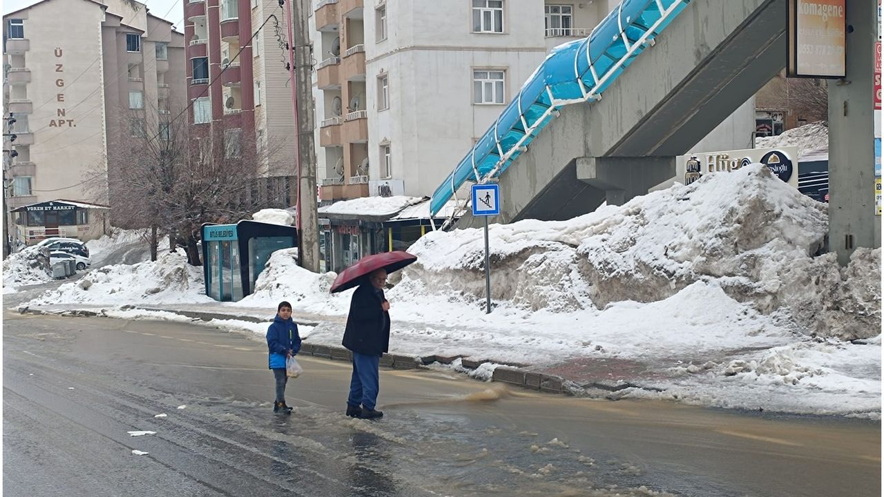 Sağanak yağış Bitlis’te yolları göle çevirdi