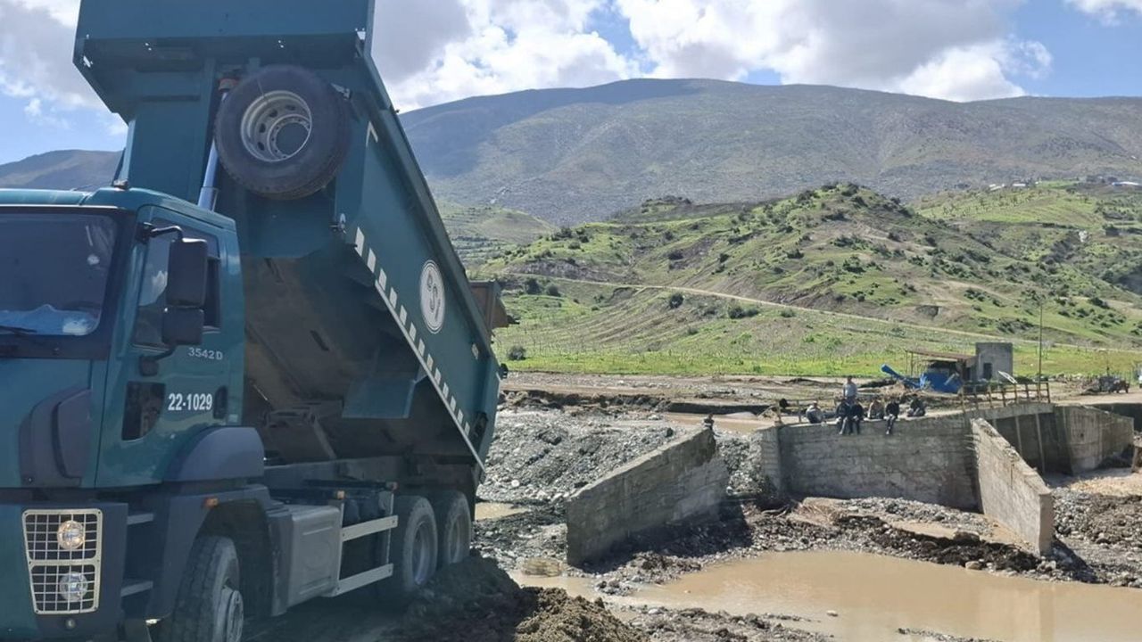 Siirt'te taşkın riski sürüyor: Dere yatağında müdahale devam ediyor