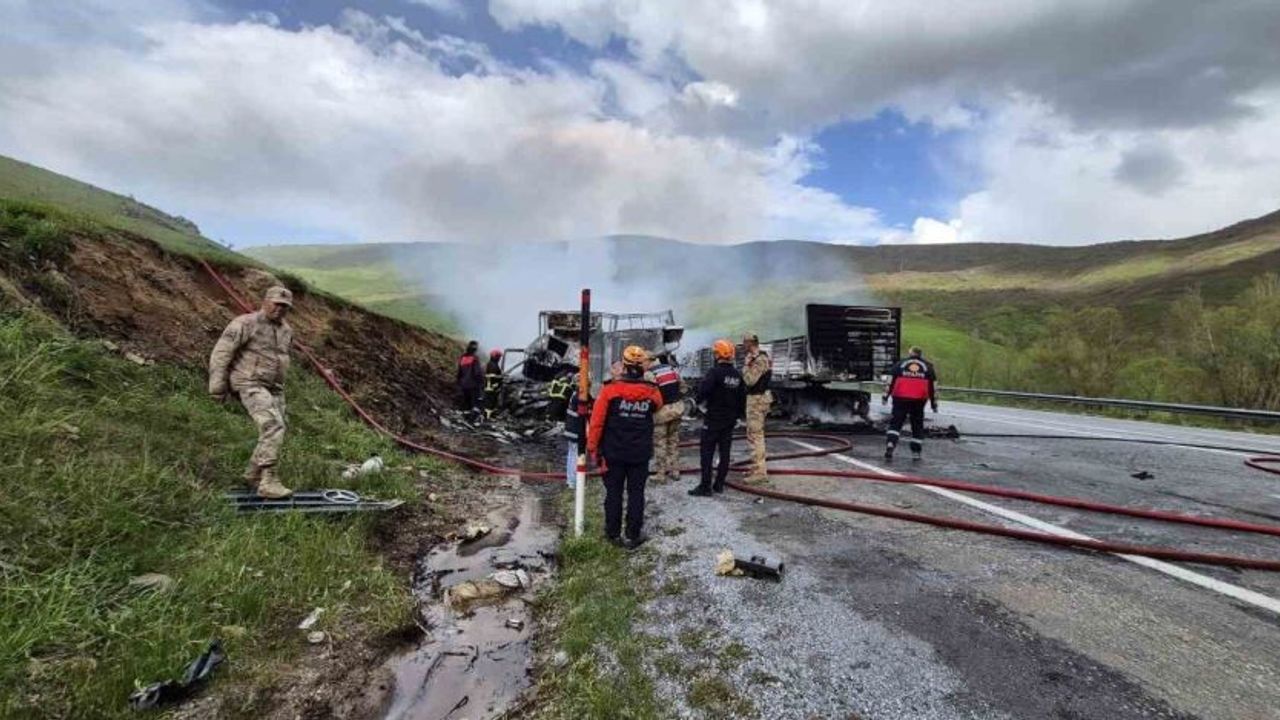 Bitlis’te iki tır kafa kafaya çarpıştı: 2 sürücü hayatını kaybetti