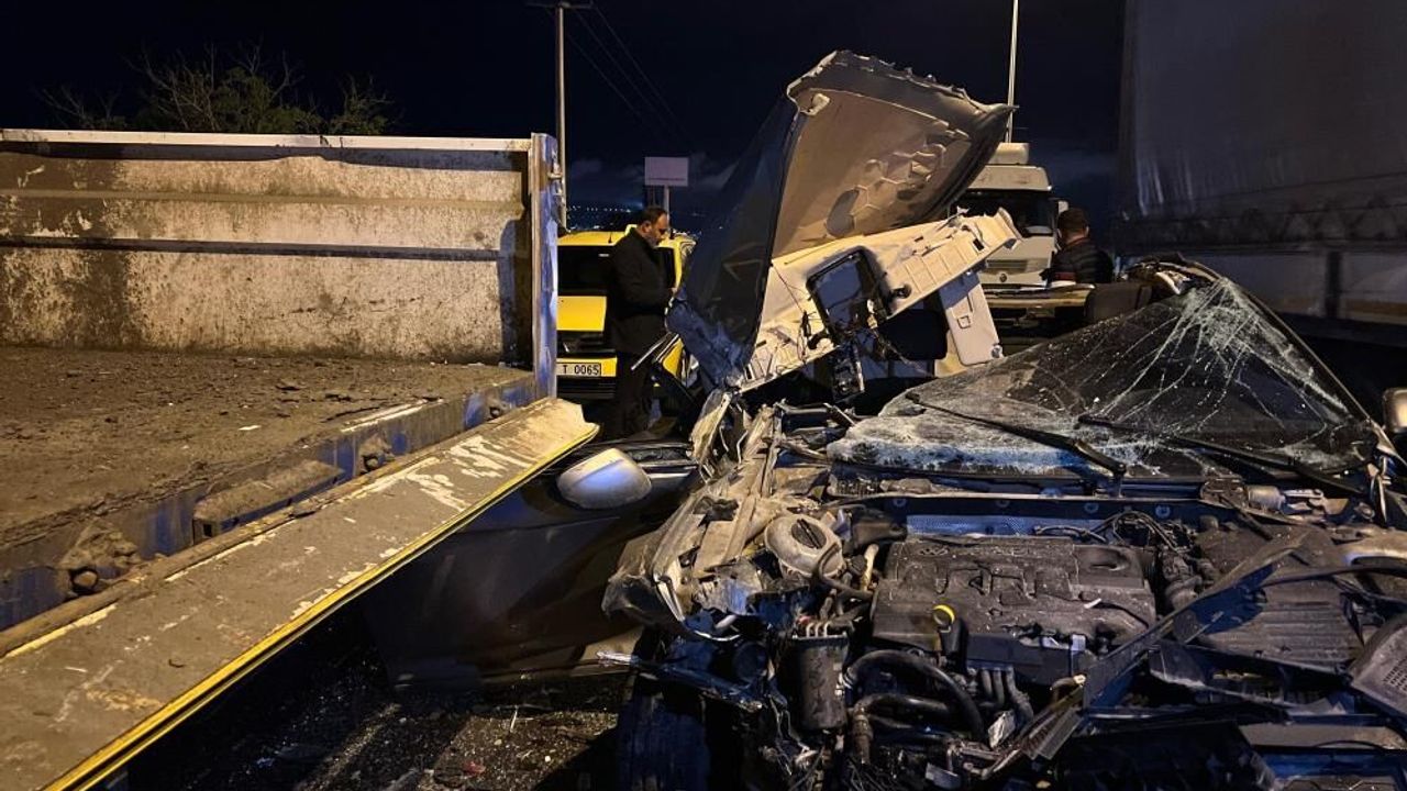 Kilis'te otomobil tıra çarptı: 2 yaralı