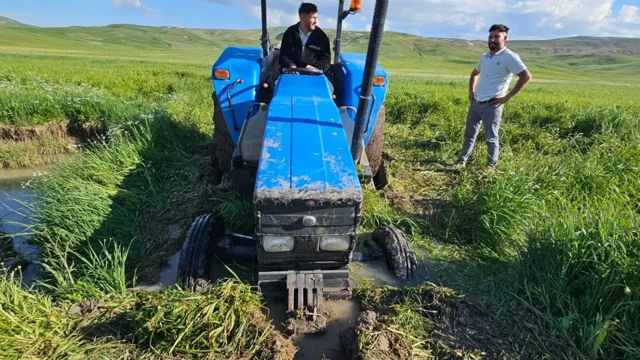 Bitlis'te gazetecinin zorlu yayla dönüşü: Çamura saplanan araç 5 saatte kurtarıldı
