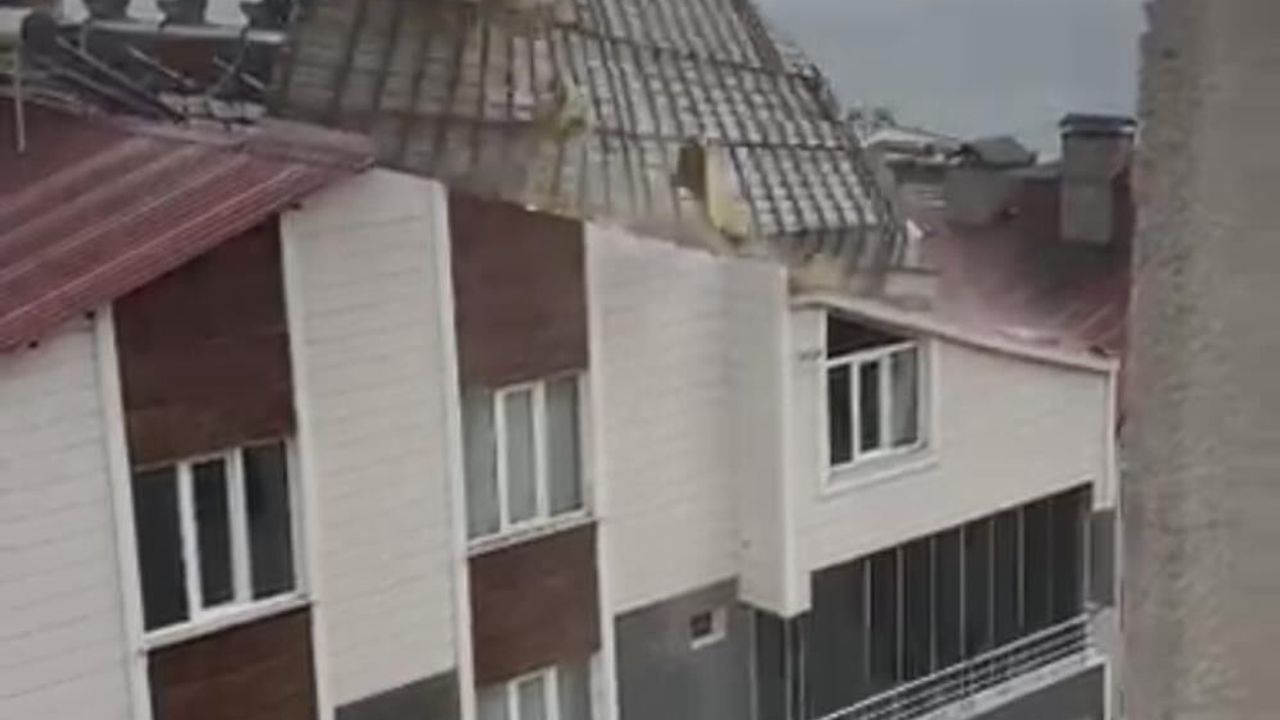 Bitlis'te gök gürültülü sağanak: Fırtına çatı uçurdu
