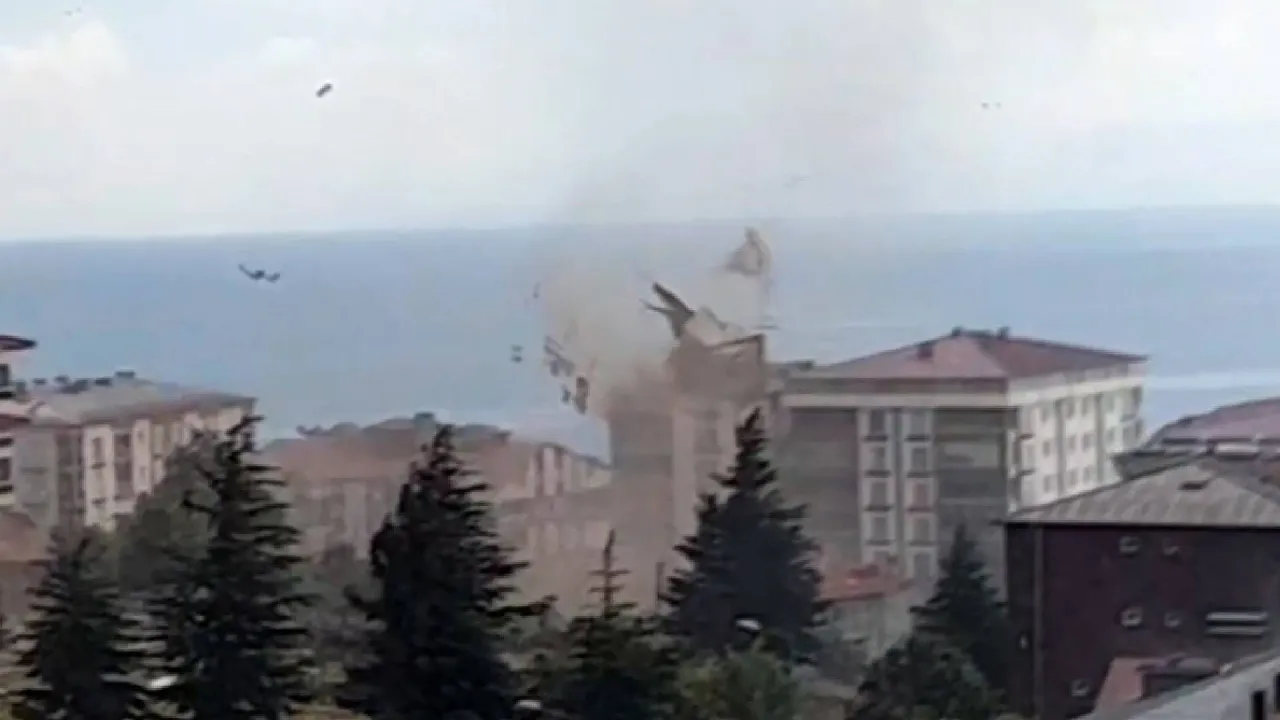 Bitlis'te hortum çatıları yerinden uçurdu: O anlar görüntülendi