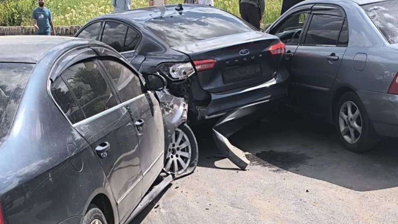 Bitlis'te maddi hasarlı zincirleme trafik kazası