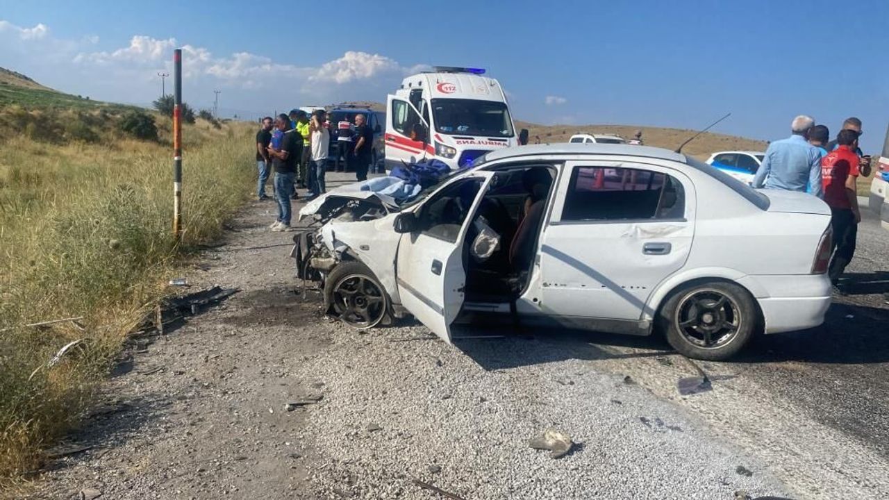 Bitlis'te iki otomobil çarpıştı: 2'si ağır 6 yaralı