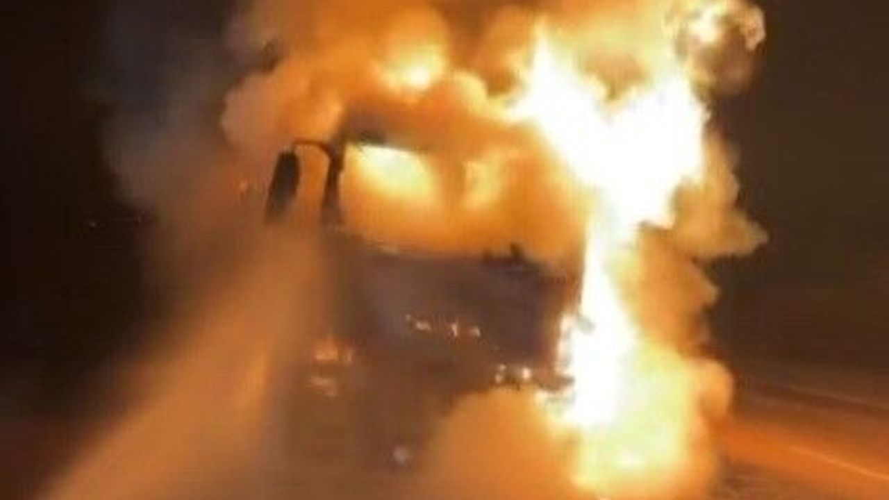 Kilis'te nargile kömürü yüklü tır alev alev yandı