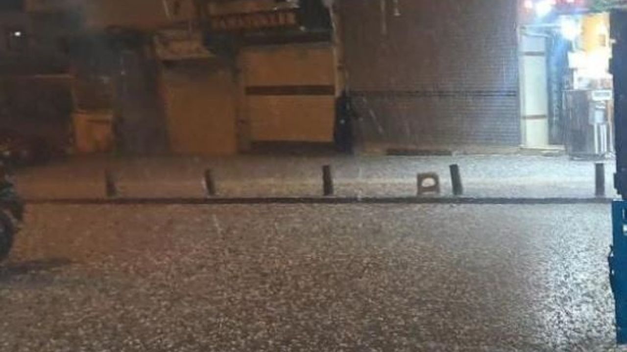Kilis'te bir anda bastırdı! Yollar beyaza büründü