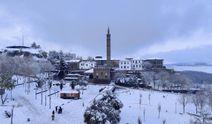 Diyarbakır'da kar, tarihi yapılara ayrı bir güzellik kattı