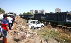 Yük treninin hafif ticari araca çarpması sonucu 2 kişi yaralandı