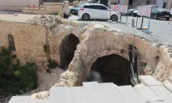 Mardin’de çöken yolun altından çıkan tarihi yapı ilgi bekliyor