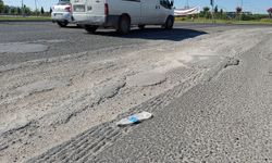 Diyarbakır'da beton mikserlerinin yola döktüğü betonlar tehlike saçıyor